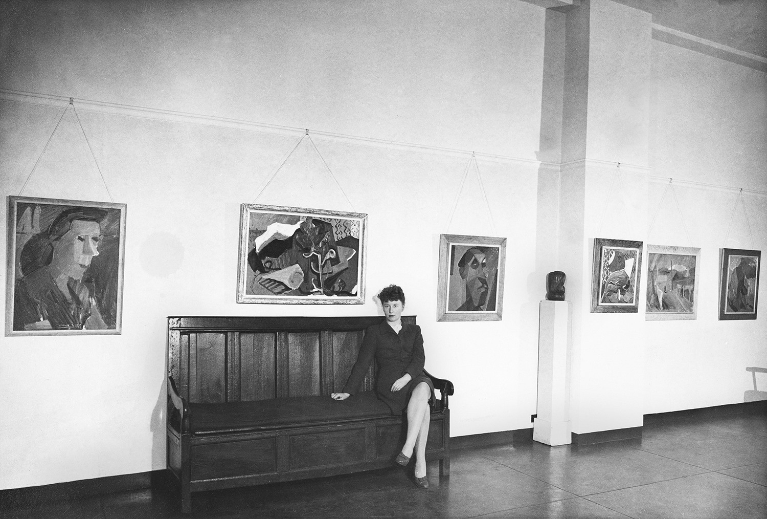 Nína Tryggvadóttir á einkasýningu sinni í New Art Circle Gallery 1945, í New York Listasafn Íslands facebook